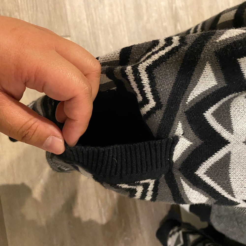 Boho Patterned Black & White DIVIDED H&M Cardigan - Picture 5 of 7